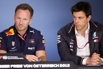 Christian Horner (l), Red Bull Racing Teamchef, und Toto Wolff, Mercedes-Motorsportchef, nehmen an einer Pressekonferenz teil.