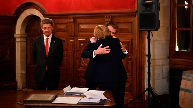 Merkel stattete Frankreich am Mittwoch einen Abschiedsbesuch ab. Merkel stattete Frankreich am Mittwoch einen Abschiedsbesuch ab.