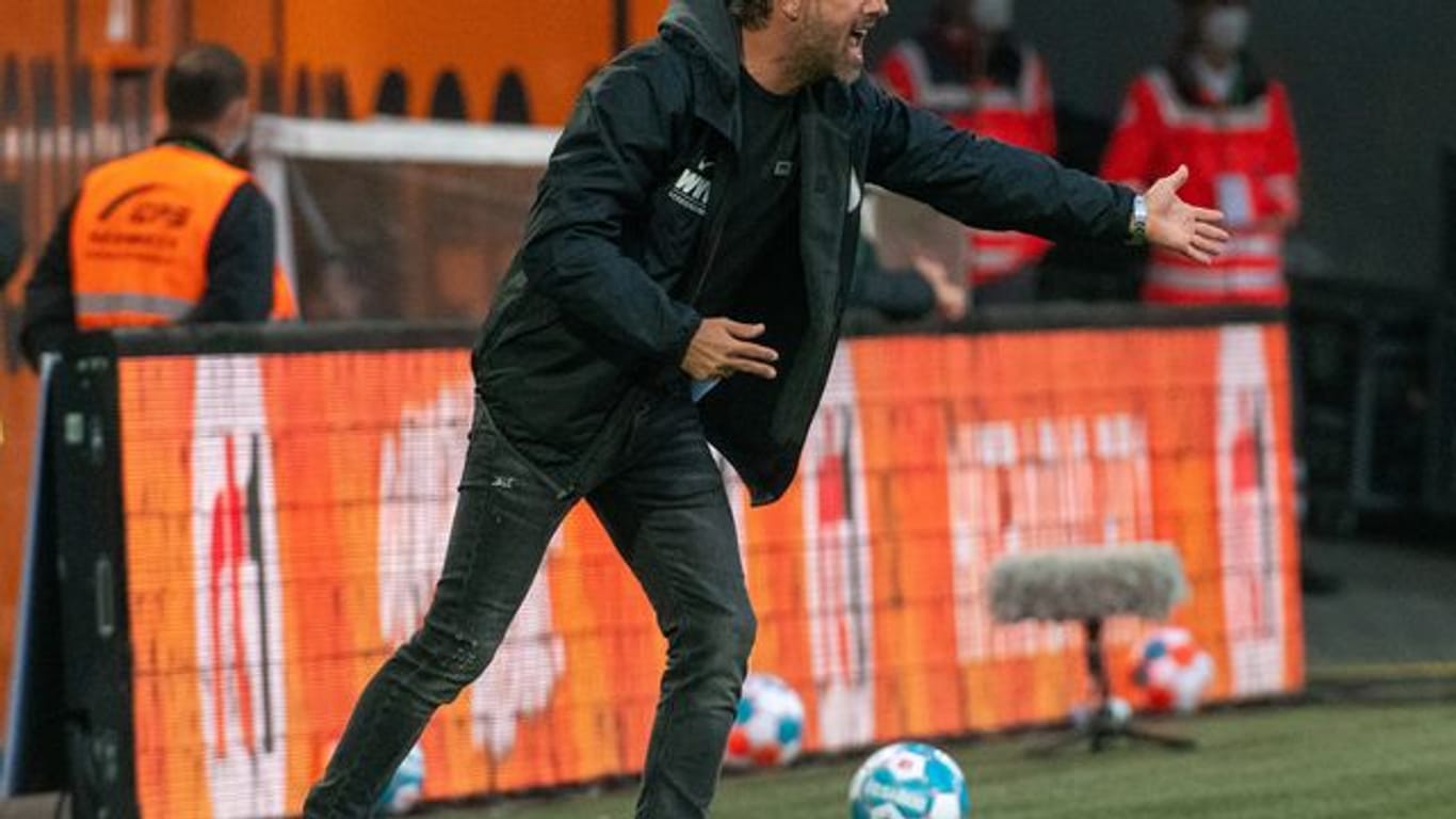 Augsburg Trainer Markus Weinzierl steht an der Seitenlinie und erteilt seinen Spielern Anweisungen.