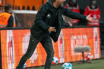 Augsburg Trainer Markus Weinzierl steht an der Seitenlinie und erteilt seinen Spielern Anweisungen.