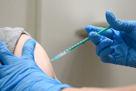In den USA sind bislang gut 58 Prozent der Bevölkerung vollständig gegen das Coronavirus geimpft.