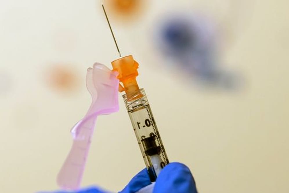Eine Kinderdosis mit einem Corona-Impfstoff wird im "Children's National Hospital" in Washington in eine Spritze aufgezogen.
