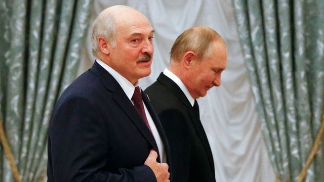 Alexander Lukaschenko (l) Anfang September nach einer gemeinsamen Pressekonferenz mit Wladimir Putin.