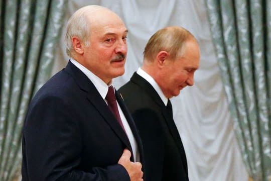 Alexander Lukaschenko (l) Anfang September nach einer gemeinsamen Pressekonferenz mit Wladimir Putin.