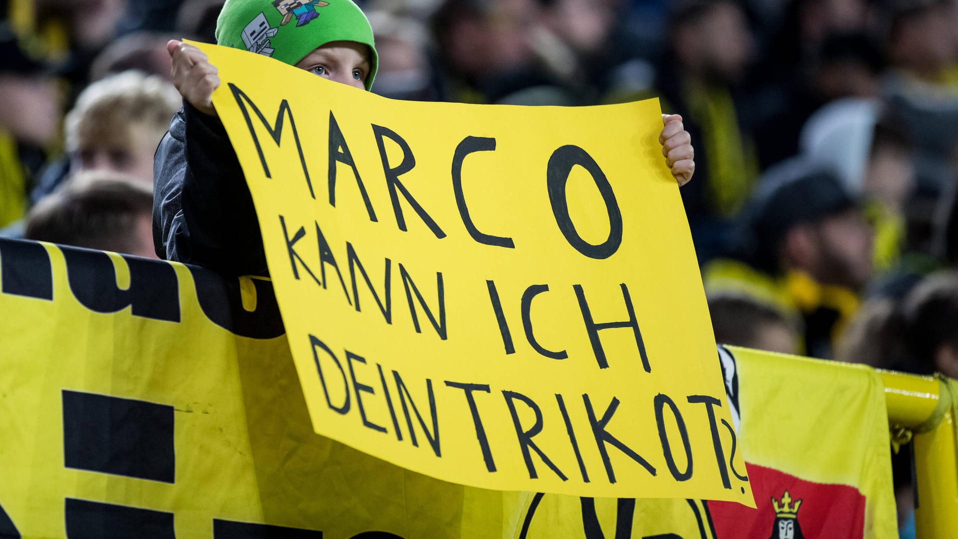 Ob dieser Fan wirklich das Trikot von Marco (Reus) konnte, ist unbekannt.