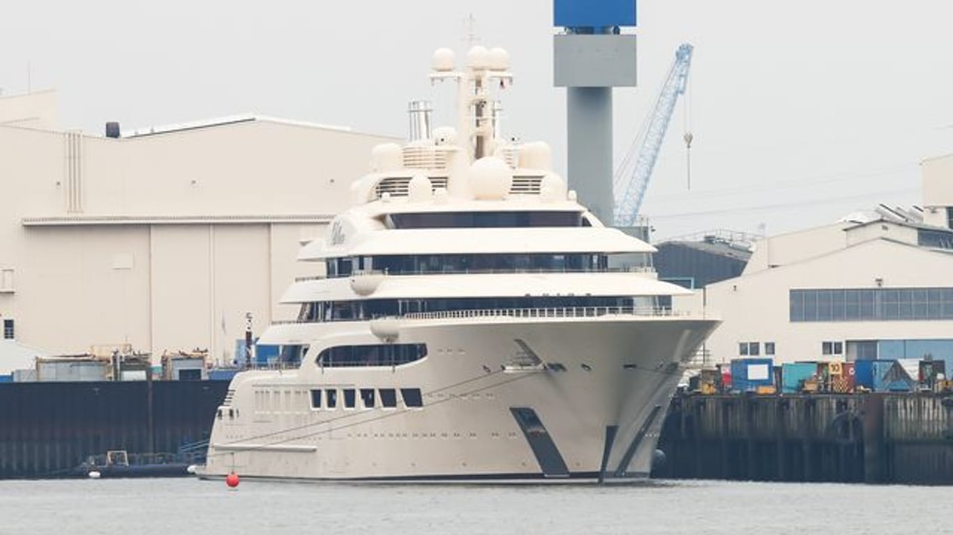 Die Luxusyacht Dilbar hat an der Kaimauer der Werft Blohm+Voss festgemacht.