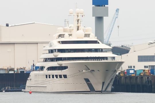 Die Luxusyacht Dilbar hat an der Kaimauer der Werft Blohm+Voss festgemacht.