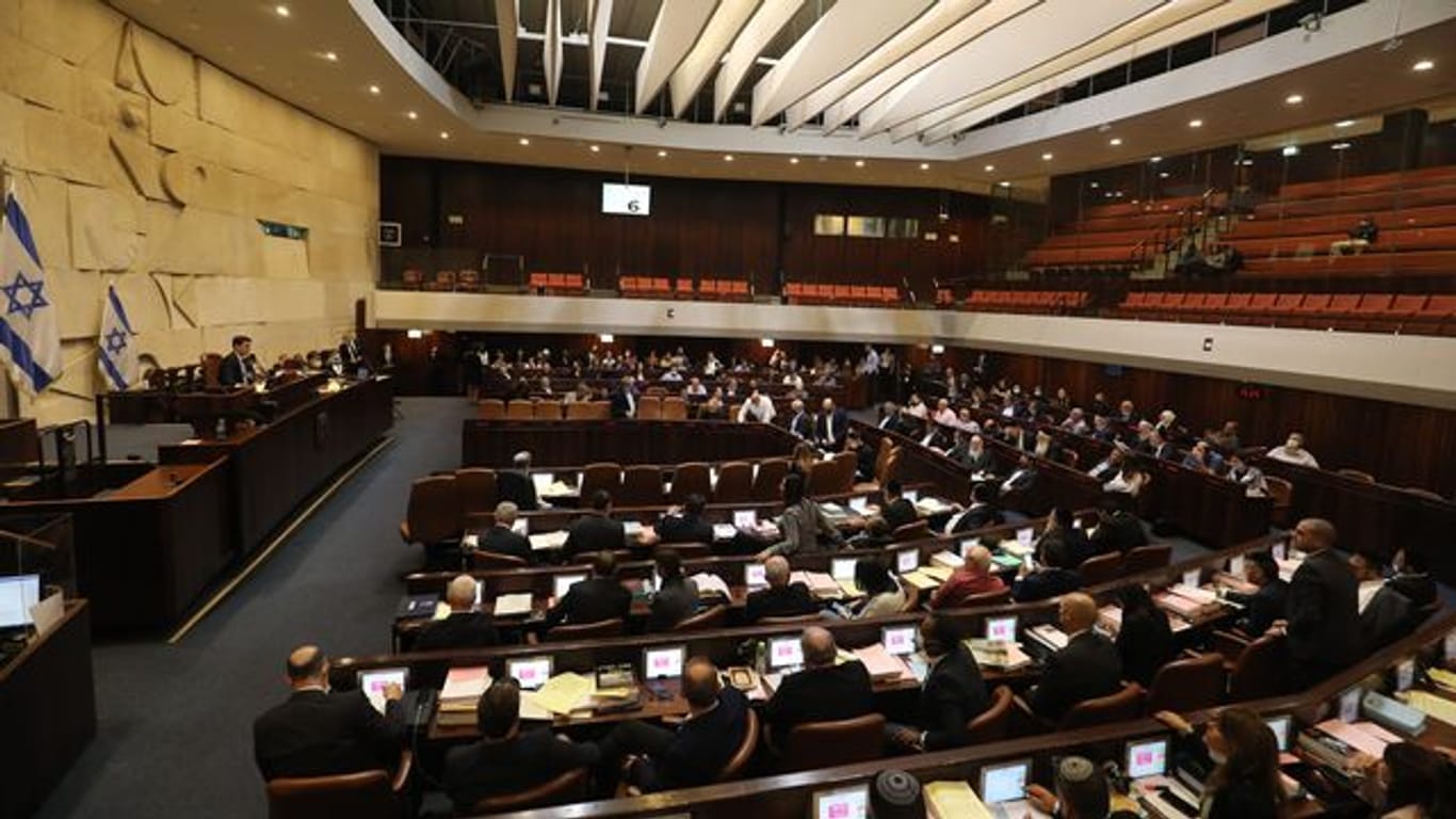 Das israelische Parlament hält eine Sitzung ab.