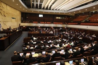 Das israelische Parlament hält eine Sitzung ab.