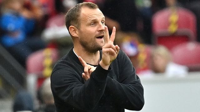 Der Mainzer Trainer Bo Svensson will mit seinem Team auch gegen Gladbach gewinnen. Der Mainzer Trainer Bo Svensson will mit seinem Team auch gegen Gladbach gewinnen.