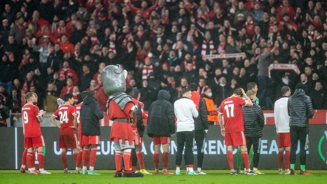 Die Mannschaft von Union Berlin steht nach Spielende vor dem Fanblock.