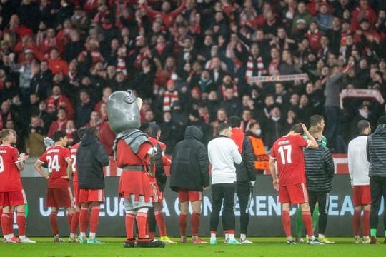 Die Mannschaft von Union Berlin steht nach Spielende vor dem Fanblock.