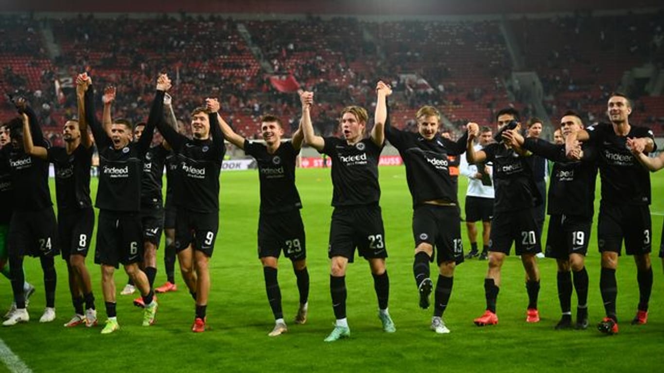 Die Frankfurter feiern den Sieg gegen Olympiakos Piräus.