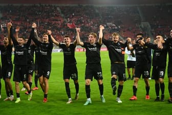 Die Frankfurter feiern den Sieg gegen Olympiakos Piräus.