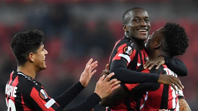 Leverkusen-Torschütze Moussa Diaby (M) feiert mit Edmond Tapsoba (r) und Piero Hincapie das 2:0.