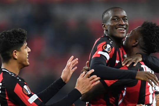 Leverkusen-Torschütze Moussa Diaby (M) feiert mit Edmond Tapsoba (r) und Piero Hincapie das 2:0.