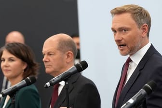 Olaf Scholz (SPD) zwischen Annalena Baerbock (Grüne) und FDP-Chef Christian Lindner.