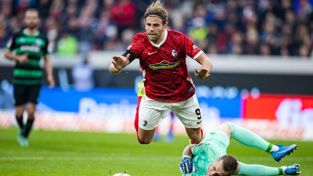 Freut sich auf das Duell mit FCB-Verteidiger Dayot Upamecano: Lucas Höler (l). Freut sich auf das Duell mit FCB-Verteidiger Dayot Upamecano: Lucas Höler (l).