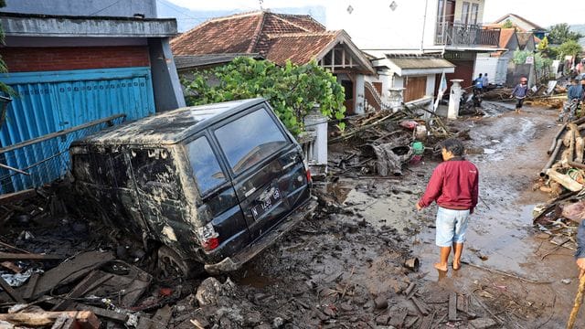 Nach schweren Regenfällen haben Sturzfluten in Indonesien Zerstörungen hinterlassen und mindestens fünf Menschen in den Tod gerissen. Nach schweren Regenfällen haben Sturzfluten in Indonesien Zerstörungen hinterlassen und mindestens fünf Menschen in den Tod gerissen.