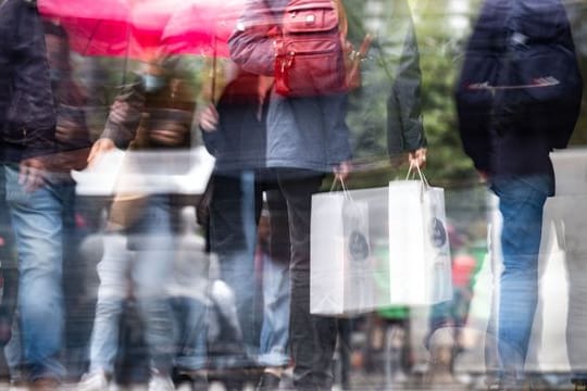 Wo stecken sich die Menschen an? Momentaufnahme von einer Einkaufstraße.