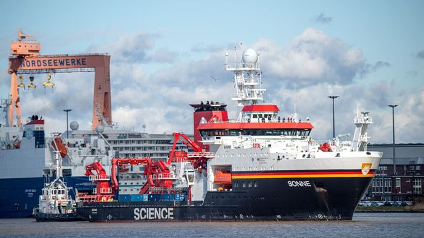 Das Forschungsschiff "Sonne" bricht zu einer Expedition in den Nordatlantik in Richtung Grönland auf.