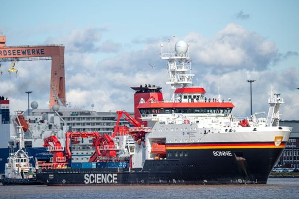 Das Forschungsschiff "Sonne" bricht zu einer Expedition in den Nordatlantik in Richtung Grönland auf.