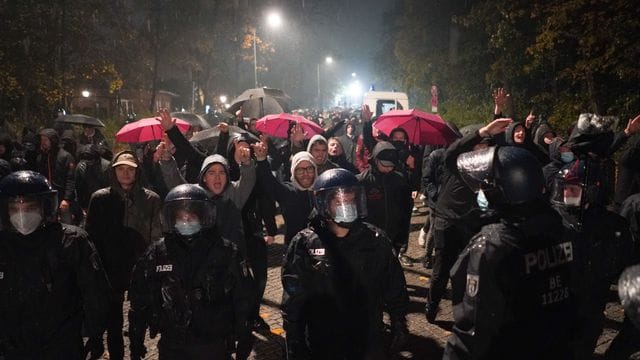 Zahlreiche Polizisten begleiteten die Fans von Feyenoord Rotterdam zum Olympiastadion.