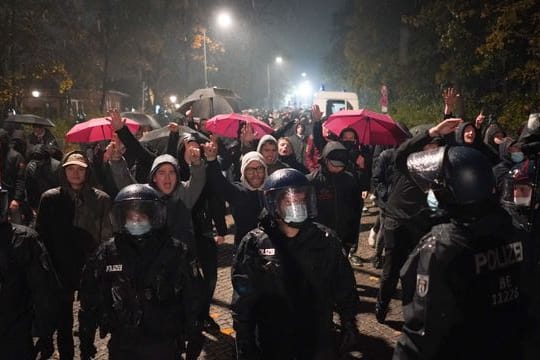 Zahlreiche Polizisten begleiteten die Fans von Feyenoord Rotterdam zum Olympiastadion.