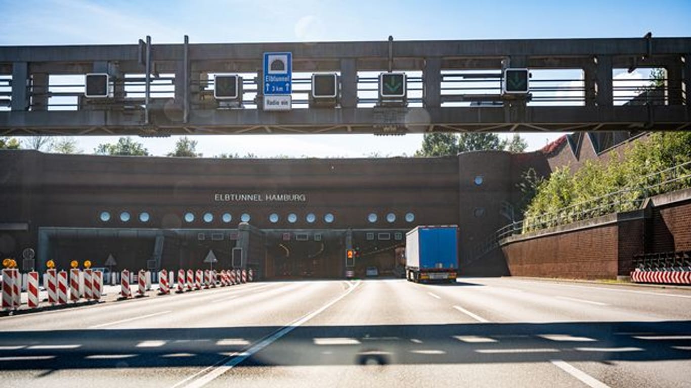 Zufahrt auf der Autobahn 7 in den Elbtunnel (Symbolbild): Dem Fahrer drohen ein hohes Bußgeld und ein dreimonatiges Fahrverbot.
