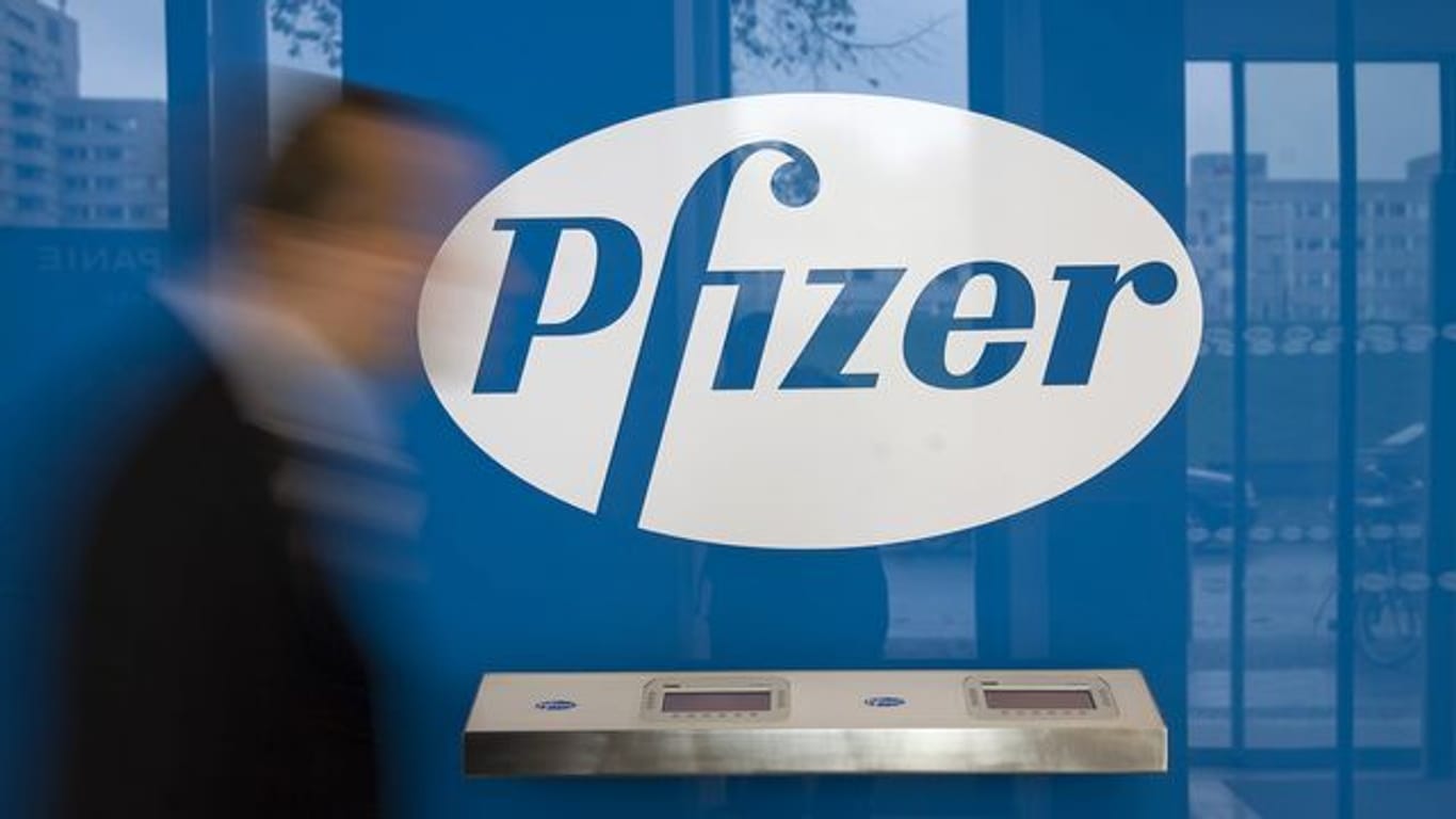 Das Logo des Pharmakonzerns "Pfizer" in der Deutschlandzentrale in Berlin.