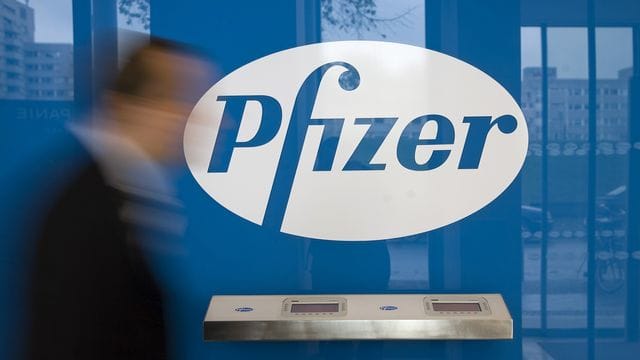 Das Logo des Pharmakonzerns "Pfizer" in der Deutschlandzentrale in Berlin.