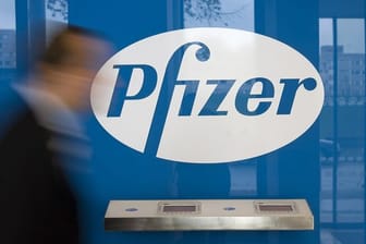 Das Logo des Pharmakonzerns "Pfizer" in der Deutschlandzentrale in Berlin.