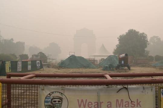 Das India Gate in Neu Delhi ist im Smog hinter einer Baustelle nur schwach zu sehen.