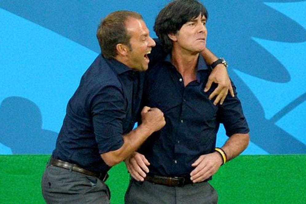 Der damalige Bundestrainer Joachim Löw (r) und sein damaliger Assistent Hansi Flick bei der WM 2014.