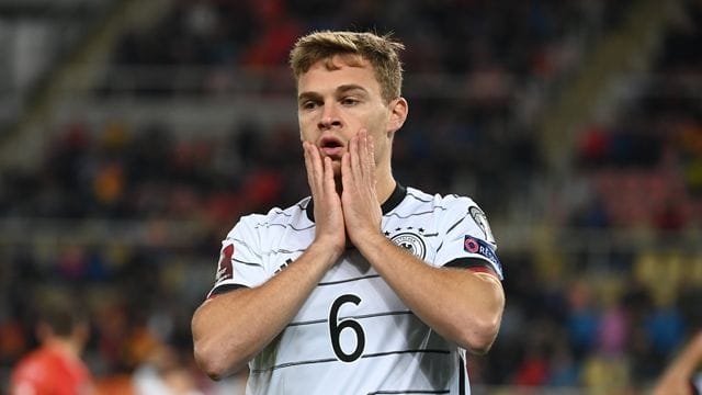 Bundestrainer Hansi Flick hat Joshua Kimmich in der Impfdebatte verteidigt.