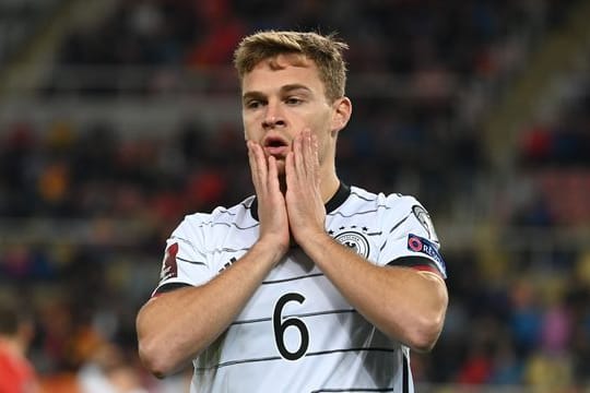 Bundestrainer Hansi Flick hat Joshua Kimmich in der Impfdebatte verteidigt.