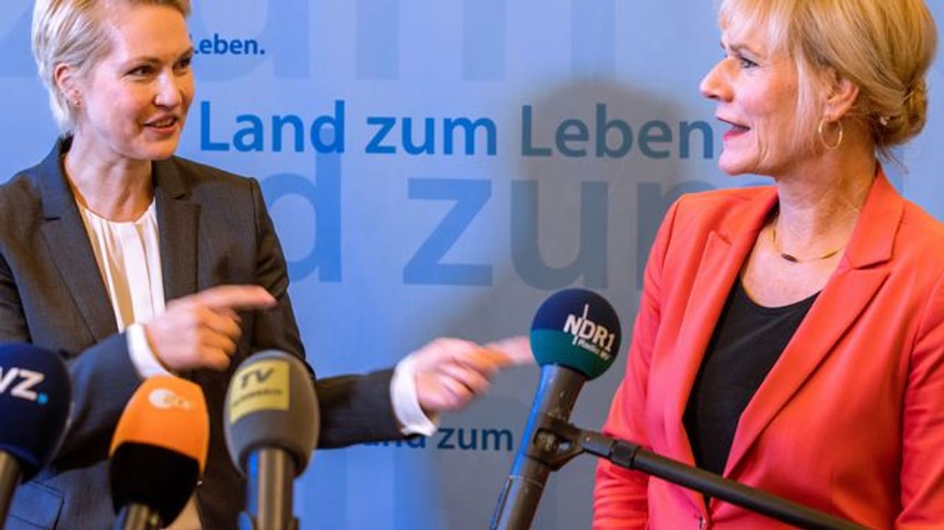 Ministerpräsidentin Manuela Schwesig (l) und Simone Oldenburg (r), Fraktionschefin der Linken.