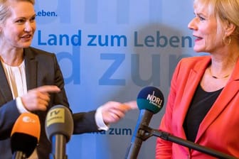 Ministerpräsidentin Manuela Schwesig (l) und Simone Oldenburg (r), Fraktionschefin der Linken.