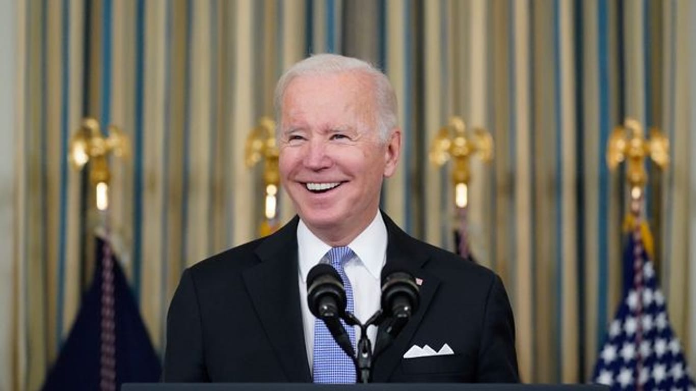Hat reichlich Grund für gute Laune: US-Präsident Joe Biden freut sich über seinen Coup.