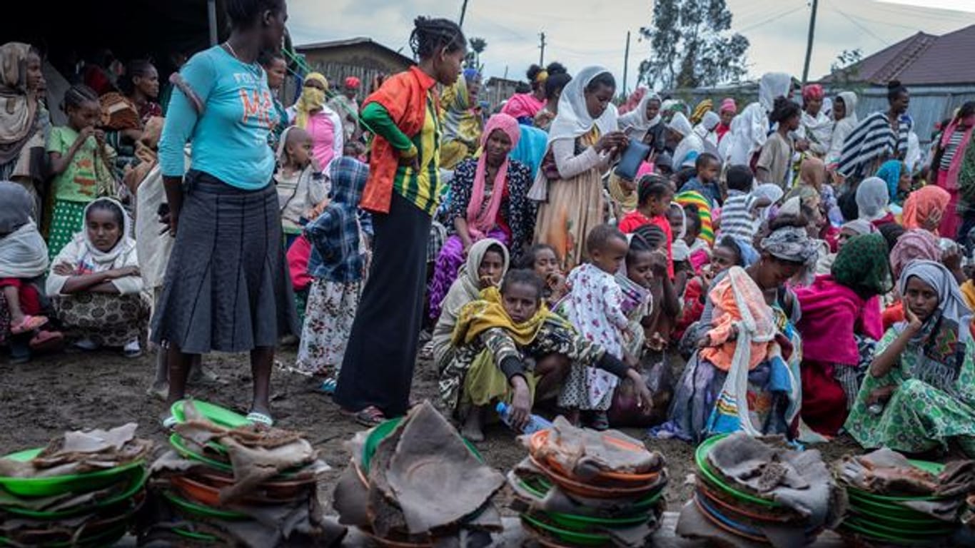 Vertriebene Äthiopier aus verschiedenen Städten der Amhara-Region warten auf die Verteilung von Hilfsgütern.