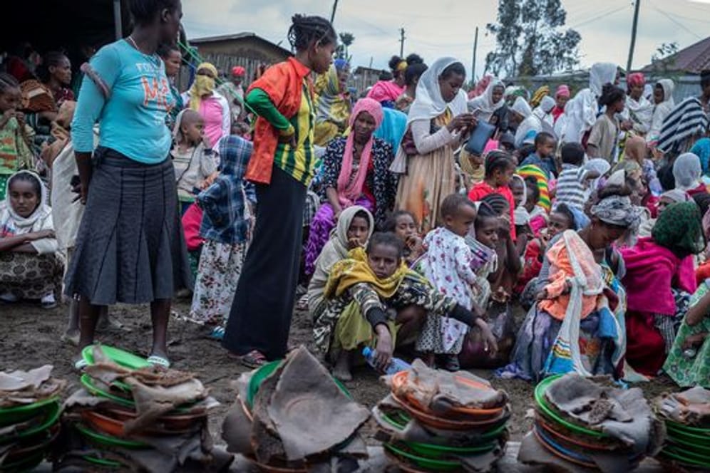 Vertriebene Äthiopier aus verschiedenen Städten der Amhara-Region warten auf die Verteilung von Hilfsgütern.