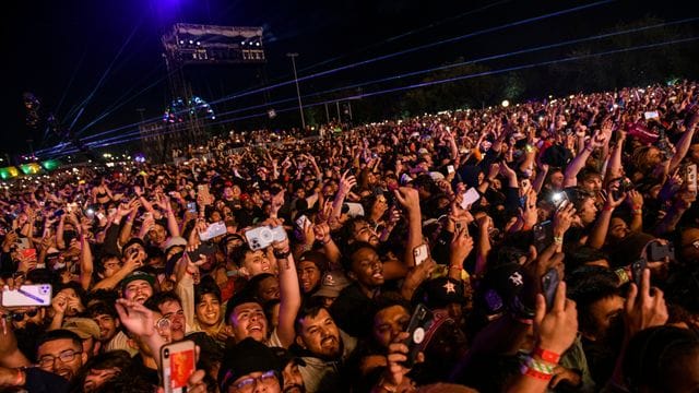 Festivalbesucher stehen dicht gedrängt beim Astroworld-Festival im NRG Park.