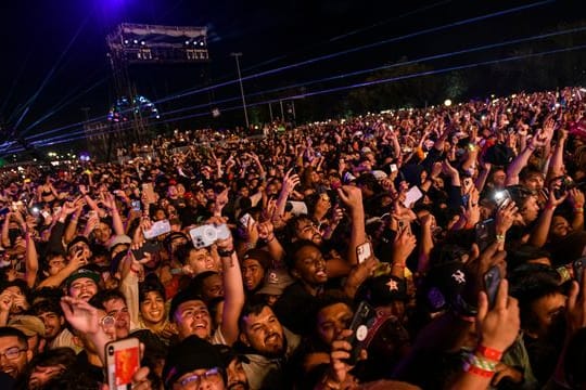 Festivalbesucher stehen dicht gedrängt beim Astroworld-Festival im NRG Park.