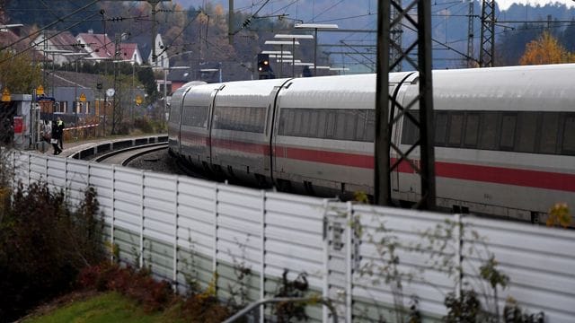 Nach der Messerattacke im ICE steht der Schnellzug in Seubersdorf. Nach der Messerattacke im ICE steht der Schnellzug in Seubersdorf.