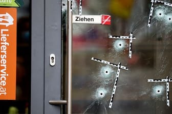 Markierte Einschusslöcher an einer Tür am Tatort nach dem Terroranschlag im Wiener Stadtzentrum: Ein Mann aus Osnabrück wurde festgenommen.