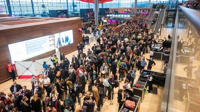 Wieder lange Schlangen am Flughafen BER nach einem Feueralarm: Nun wurden Fehler eingeräumt. Wieder lange Schlangen am Flughafen BER nach einem Feueralarm: Nun wurden Fehler eingeräumt.