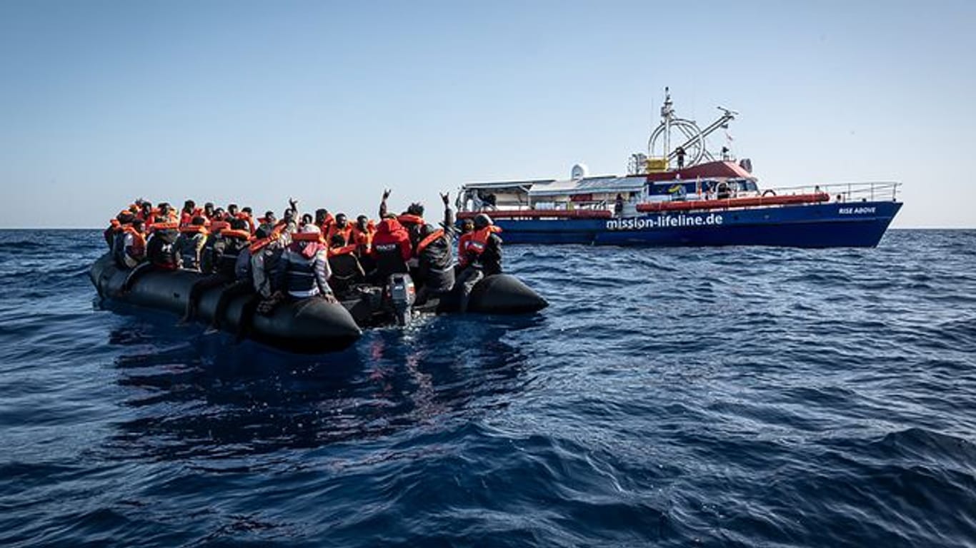 Ein überfülltes Schlauchboot erreicht das Schiff der Hilfsorganisation Mission Lifeline.