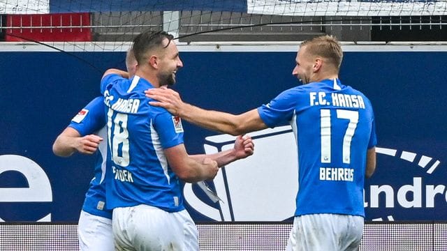 John Verhoek (l) und Hanno Behrens waren Rostocks Matchwinner beim Auswärtssieg in Regensburg.