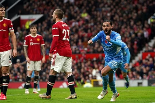 Bernardo Silva (r) traf im Manchester-Derby zum 2:0 für City.