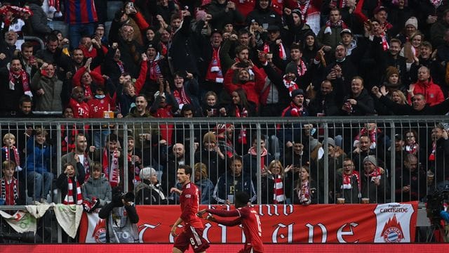 Leon Goretzka (l) und Alphonso Davies bejubeln das 1:0 der Bayern gegen Freiburg. Leon Goretzka (l) und Alphonso Davies bejubeln das 1:0 der Bayern gegen Freiburg.